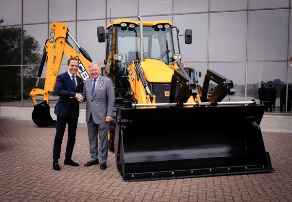 Il presidente JCB Lord Bamford (a destra) da il benvenuto al Governatore dello Stato di San Paolo, João Doria, al JCB World Headquarter