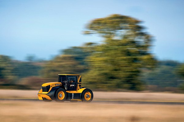 The JCB Fastrac speeds towards the World's Fastest Tractor_1