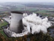 Germania: crollo spettacolare di due torri nucleari Germania demolizione torri nucleari