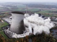 Germania: crollo spettacolare di due torri nucleari Germania demolizione torri nucleari