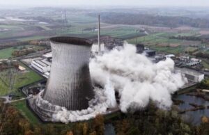 Germania: crollo spettacolare di due torri nucleari Germania demolizione torri nucleari