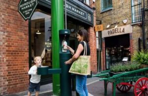 Fontane per l’acqua e latte in vetro: la battaglia di Londra contro la plastica