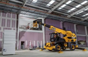 JCB lancia il suo primo movimentatore telescopico rotativo