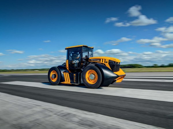 The record breaking JCB Fastrac sets the new British speed record