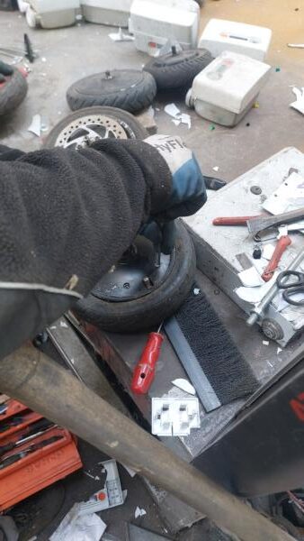 dismantle the e-scooter wheel progetto Harmony ESCI