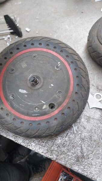 dismantle the e-scooter wheel progetto Harmony ESCI