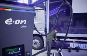 E.ON apre il più grande centro per i test e l’innovazione dell’e-mobility. 240111_E.ON_TestingLab_E-Truck_Charging-560x420
