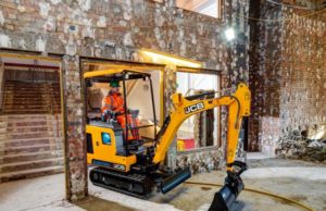 Consegnati i primi 50 esemplari del mini escavatore elettrico JCB