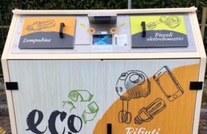 Le EcoIsole a Milano raddoppiano: Amsa-Gruppo A2A, con Ecolight e il Comune, posiziona quattro nuovi cassonetti intelligenti per la raccolta di piccoli rifiuti elettronici e lampadine