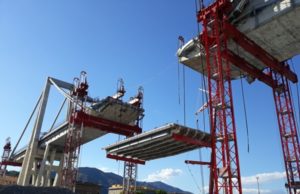 Concluse operazioni di calo della trave tampone 11