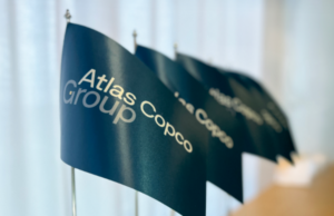 Atlas Copco ha nuovi obiettivi ESG Atlas Copco Group table flags - picture for Press Release Annual Report 2024