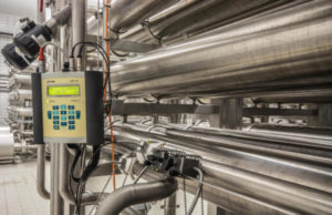 Uno strumento portatile non intrusivo per misurare portata ed energia termica misuratore-ultrasuoni