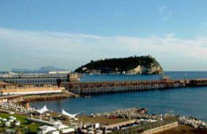Bagnoli, avviata la demolizione del pontile della colmata a mare