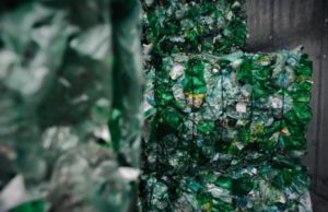 Superare le difficoltà legate al contenuto minimo di plastica riciclata balle-di-plastica