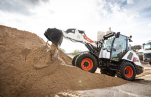 La prima pala compatta gommata Bobcat esce dalla linea di produzione