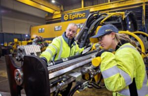 Epiroc Italia a SaMoTer 2026 per presentare le attrezzature aggiornate Epiroc Italia - Boltec M Battery in workshop