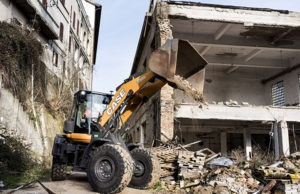 La pala gommata CASE 721G al lavoro nell’antica cartiera dei Montefeltro