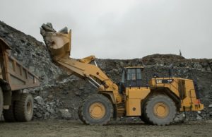 La nuova pala gommata Cat® 988K XE con trazione elettrica offre una maggiore efficienza dei consumi e un costo totale di gestione ridotto