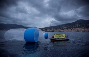 Greenpeace in azione a Camogli, “Basta plastica in mare!”