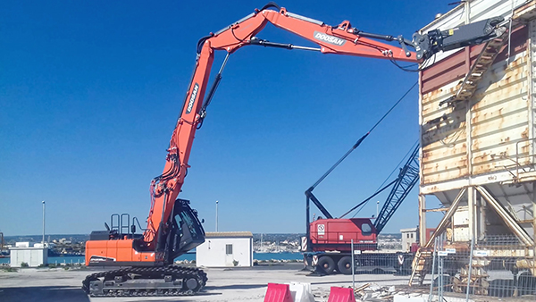Doosan lancia l’escavatore da demolizione DX235DM