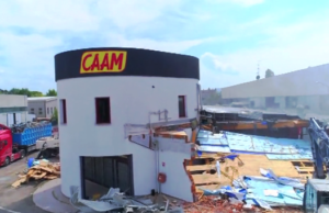 Reggio Emilia, demolitori in azione all’ex Caam di via Mazzacurati. VIDEO