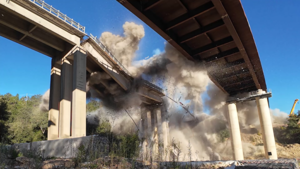 Crollo del viadotto Calcinaia ripreso da sotto il nuovo viadotto affiancato sulla E78