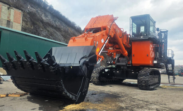 Hitachi ultra-large excavator EX2600-7E
