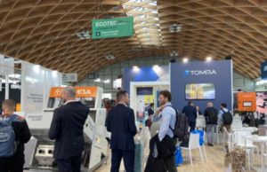 TOMRA presenta il sistema olistico delle risorse e le soluzioni per la selezione di metallo, plastica e legno Ecomondo TOMRA's booth