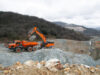 Due giganti che scavano una montagna: Develon DA45-7 e DX800LC-7