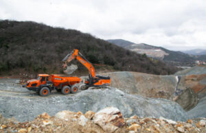 Due giganti che scavano una montagna: Develon DA45-7 e DX800LC-7
