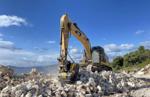 Cosa ci fa Mb Crusher su un’isola? caterpillar-329E-greece-recycling-sea-rocks