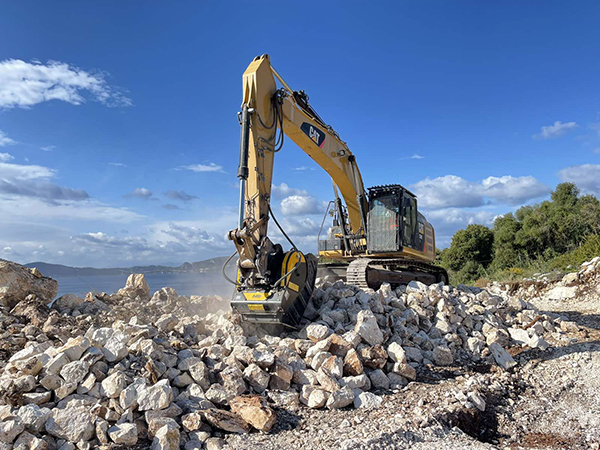 caterpillar-329E-greece-recycling-sea-rocks