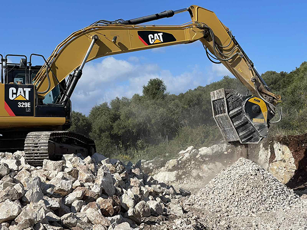 caterpillar-329E-greece-recycling-sea-rocks