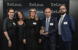 Gruppo Cap vince il Toplegal Awards nella categoria Public Utilities Legal Team Gruppo CAP_premiazione TOPLEGAL