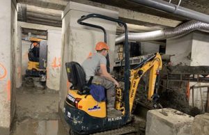HX10A di Hyundai Construction Equipment fa lo slalom sotto casa Knibbeler vicino a Valenciennes