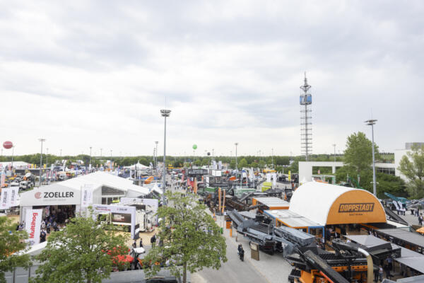 More than 110 machines and vehicles were in operation in the outdoor area.