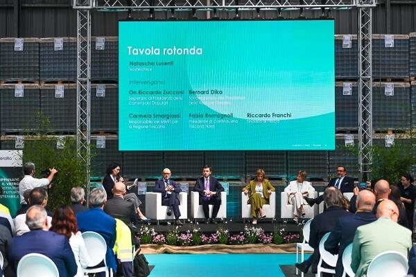 Da sinistra a destra: Natascha Lusenti (Rai Radio 2), Riccardo Zucconi (Segretario di Presidenza e Responsabile energia Fdl della Camera dei Deputati), Bernard Dika (Sottosegretario alla Presidenza della Regione Toscana), Carmela Smargiassi (Responsabile del Mimit per la Regione Toscana), Fabia Romagnoli (Presidente di Confindustria Toscana Nord) e Riccardo Franchi (Sindaco di Pescia)