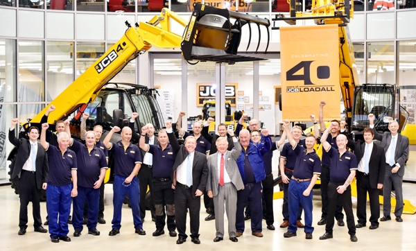 Il Presidente JCB Chairman Lord Bamford celebra il 40 anniversario del JCB Loadallj