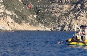 Nave semiaffondata. Costa: “Al momento nessuno sversamento all’Isola di Montecristo”