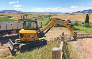 Per il “Teatro del silenzio” una macchina JCB… silenziosa