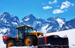 I JCB Fastrac aiutano a tenere un passo alpino francese sgombro dalla neve