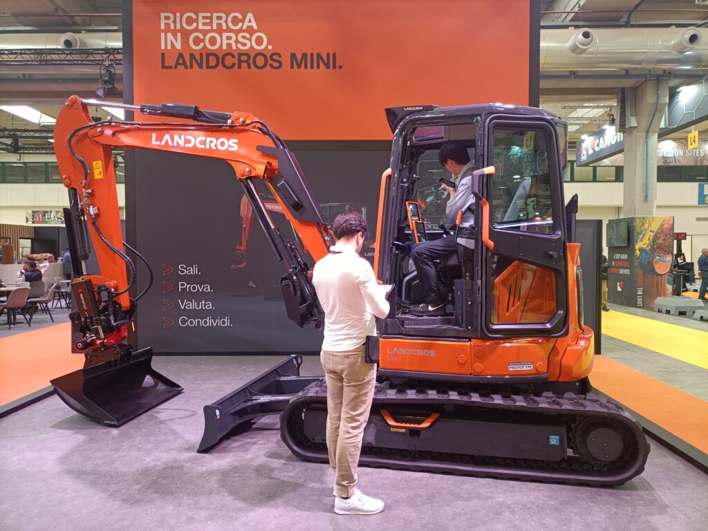 HITACHI