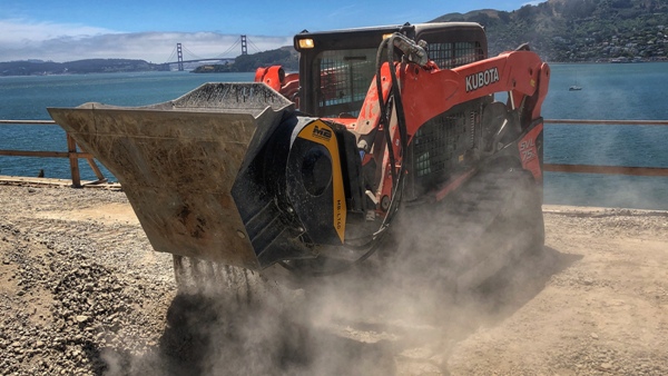 MB-L140 – Kubota SVL75 – USA – Recycling – Concrete