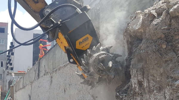 MB-R800_Cat_Demolition_Concrete_Mexico