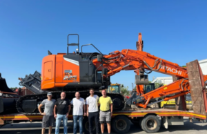 L’escavatore cingolato ZX225USLC-7 tra i monti della Carnia Momento-della-consegna-al-centro-della-foto-Giampaolo-Boria-titolare-della-B.B-Service-insieme-a-Marco-e-Riccardo-Salomoni.-In-ambo-i-lati-due-operatori-della-BB-Service