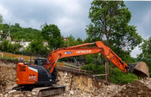 Lo ZX135US-7 di Hitachi per uno sbancamento a Lusiana Conco (VI) HITACHI
