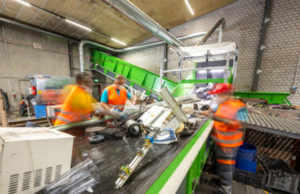 STADLER completes Switzerland’s largest electronic waste sorting plant Photo_04a_e-waste_sorting_plant_hand_sorting
