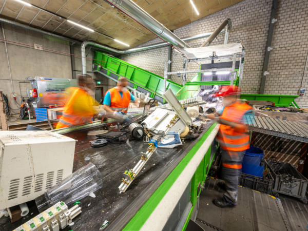 Photo_04a_e-waste_sorting_plant_hand_sorting Photo_04a_e-waste_sorting_plant_hand_sorting