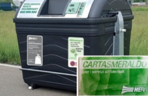 Cambia la raccolta dei rifiuti a Bologna, arrivano i cassonetti che si aprono con la tessera: si paga in base alla quantità di rifiuti prodotta