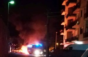 Reggio Calabria, emergenza rifiuti: enorme incendio di spazzatura nella notte, nube tossica tra le case